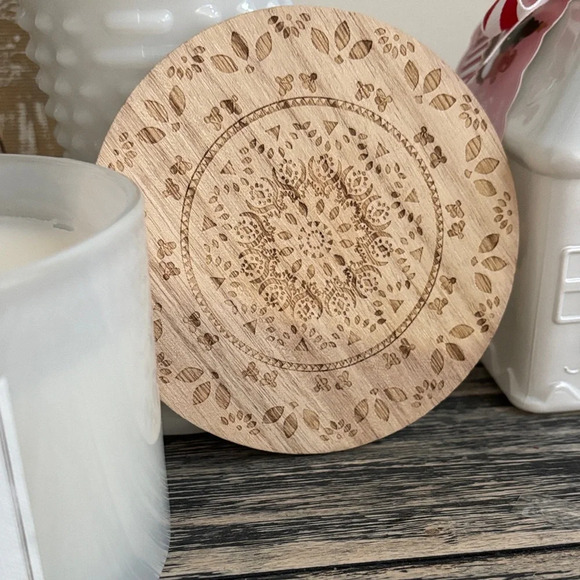 Crushed Candy Cane Candle with Natural Wax Blend - Picture 3 of 4